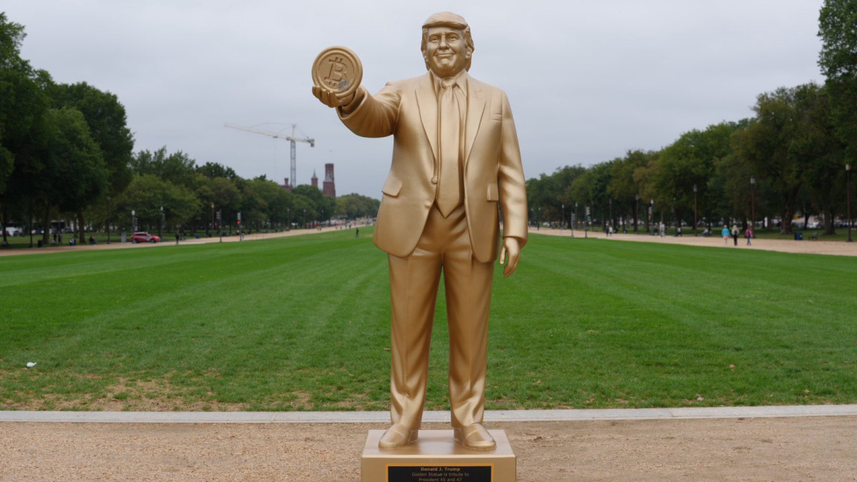 Beyaz Saray’ın karşısına Donald Trump’ın Bitcoin heykeli dikildi