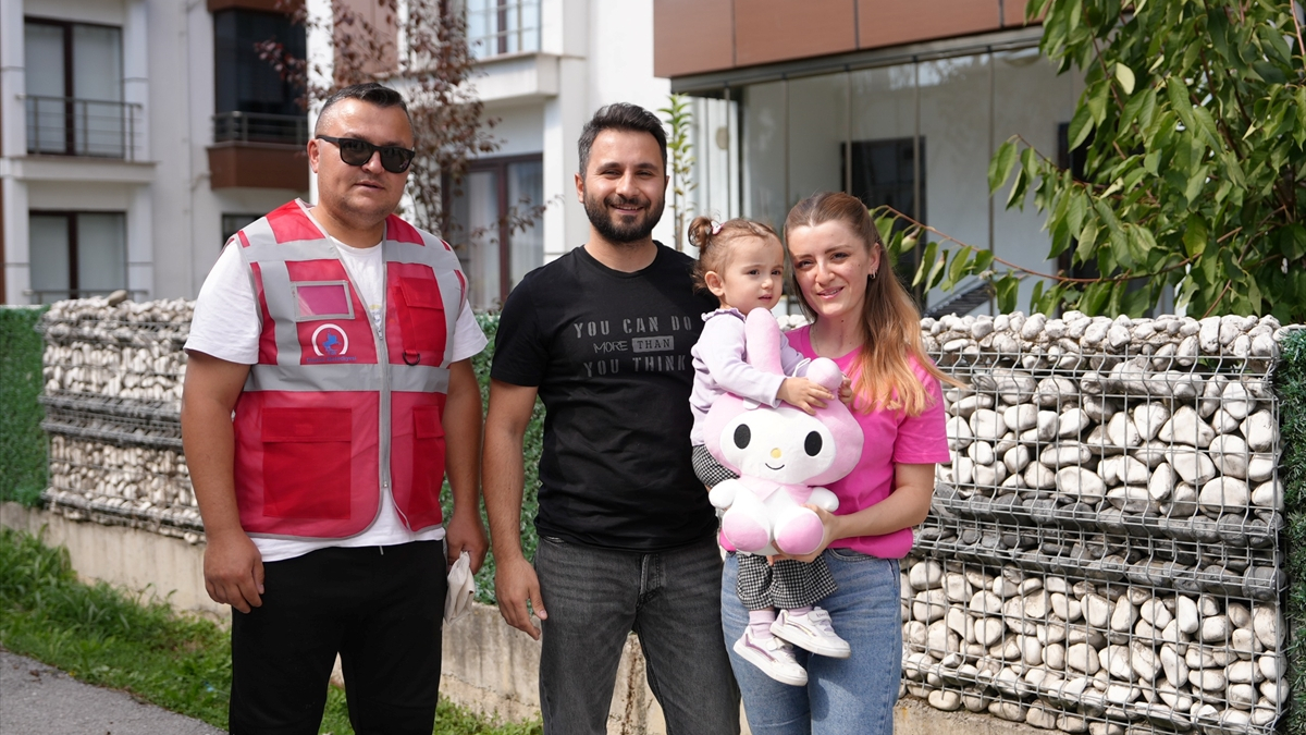 Düzce’de çöp kamyonunu bekleyen minik Melisa’ya sürpriz hediye