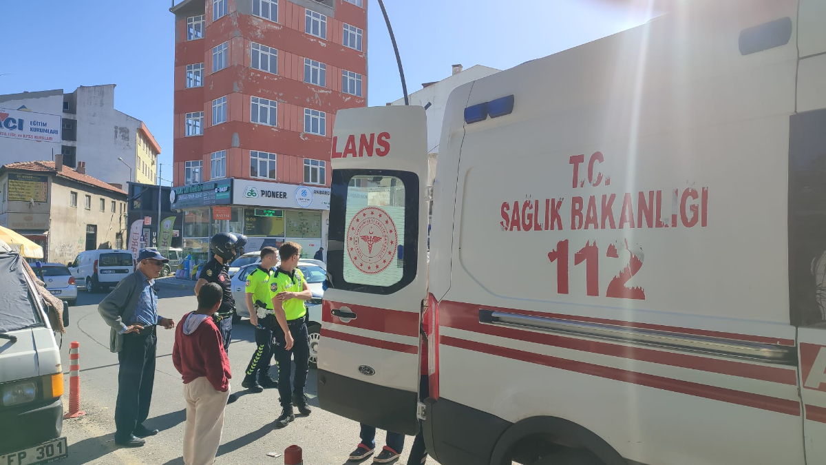 Edirne’de alkollü sürücü, minibüse tekme atmak isterken hastanelik oldu