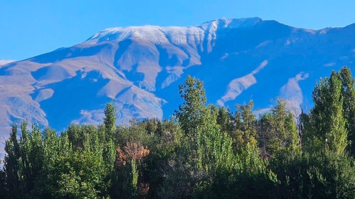 Erzincan’da Keşiş Dağı’nın zirvesine kar yağdı