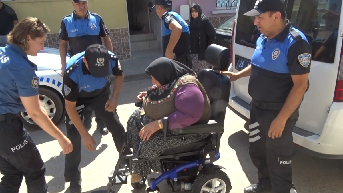 Eskişehir’de tekerlekli sandalyesi kırılan kadına polislerden yardım eli