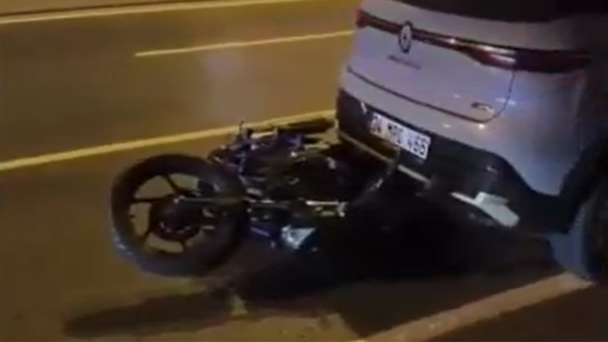 İstanbul Avcılar’da motosiklet sürüklenerek otomobile çarptı