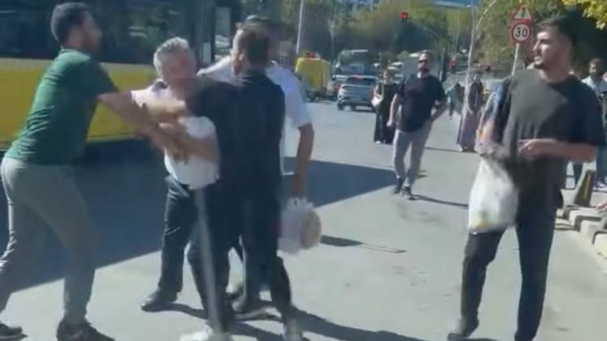 İstanbul’da İETT şoförüyle yolcunun yumruklu kavgası kamerada