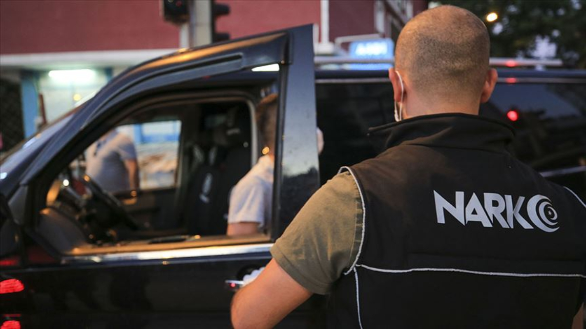 İzmir’de zehir taciri suçüstü yakalandı: 10 yıl hapis cezasıyla arandığı ortaya çıktı
