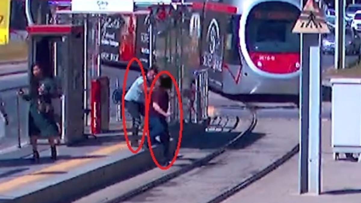 Kayseri’de tramvayı fark etmeyen şahsı güvenlik görevlisi kurtardı