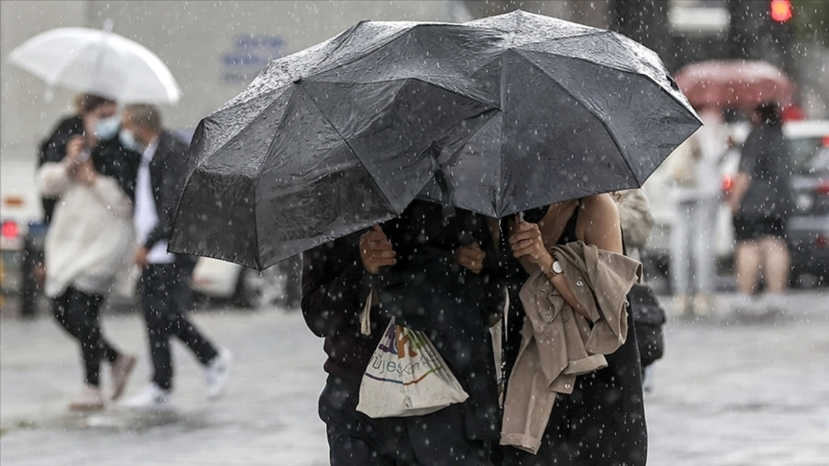 Meteoroloji İstanbul için saat verdi: Sağanak geliyor