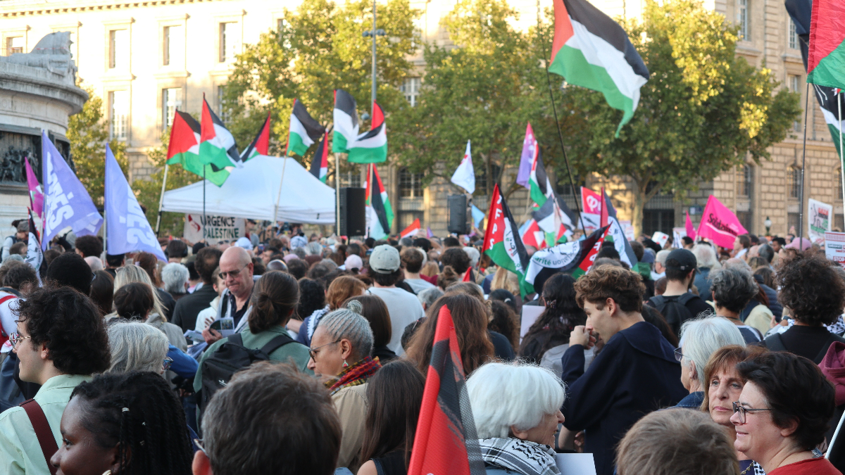 Paris’te binlerce kişi İsrail’in Gazze’ye saldırılarını protesto etti