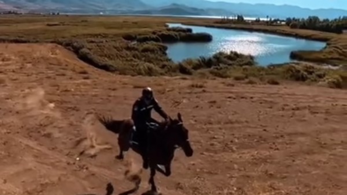 Van’da atlı jandarmalar asayiş için devriye geziyor