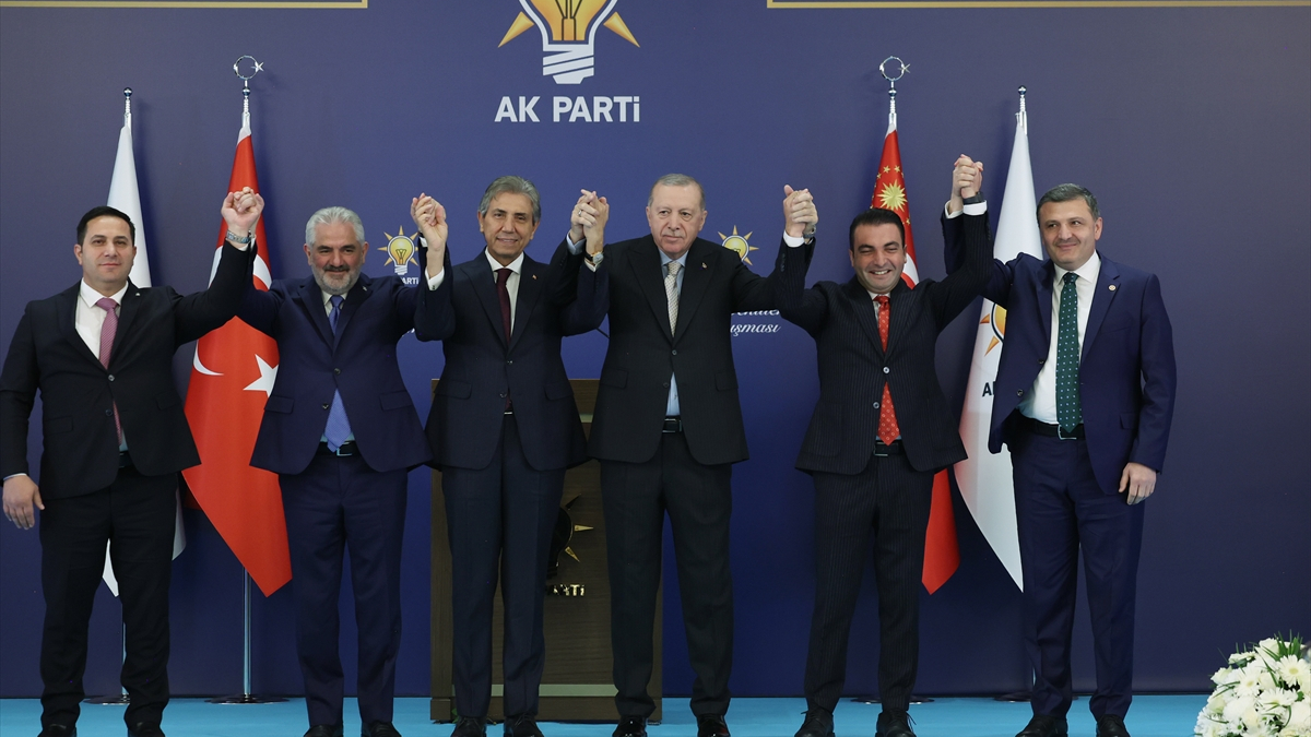 7 belediye başkanı daha AK Parti’ye katıldı: Rozetlerini Cumhurbaşkanı Erdoğan taktı