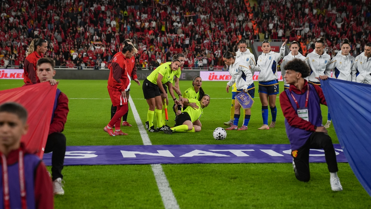 A Milli Kadın Futbol Takımı’nın Kosova maçı öncesi hakem baygınlık geçirdi