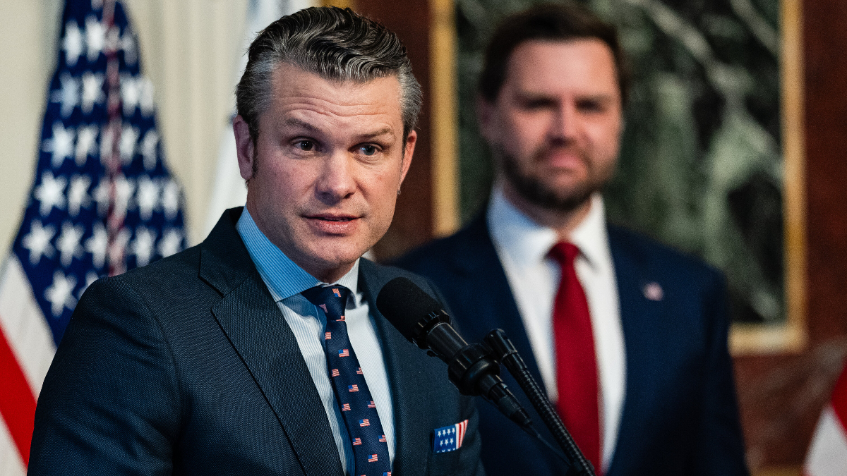 ABD Savunma Bakanı Hegseth’in uçağının İngiltere’ye acil iniş yaptığı bildirildi