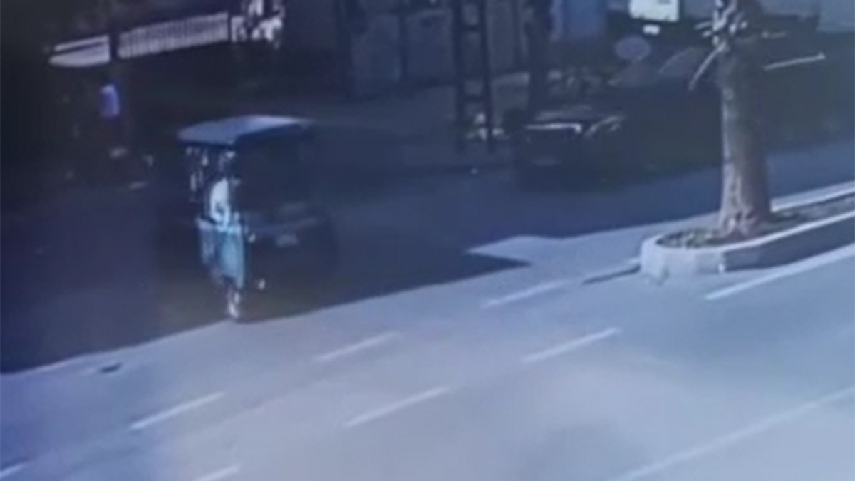 Adana’da otomobilin golf aracına çarptığı kaza kamerada: 2’si ağır 3 yaralı