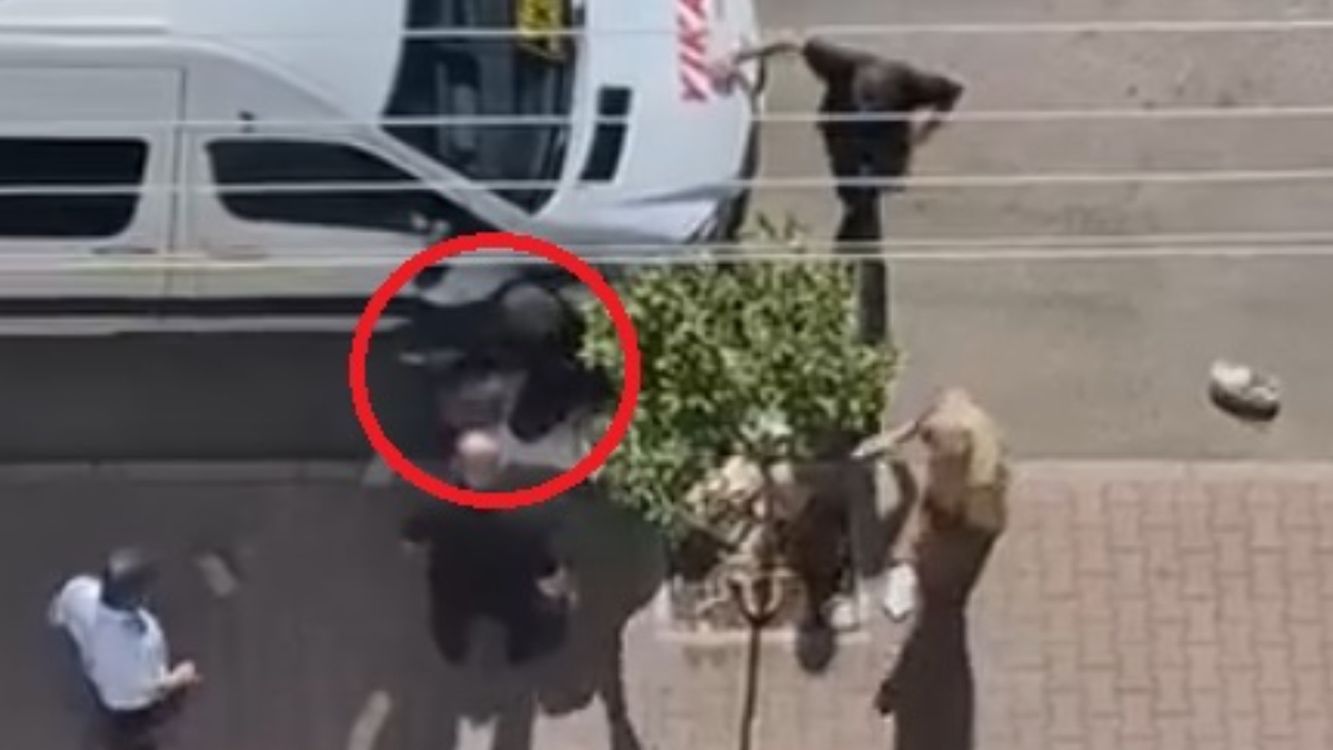 Adana’da sokakta bıçaklandı: Kaçan saldırganı taşla kovaladı