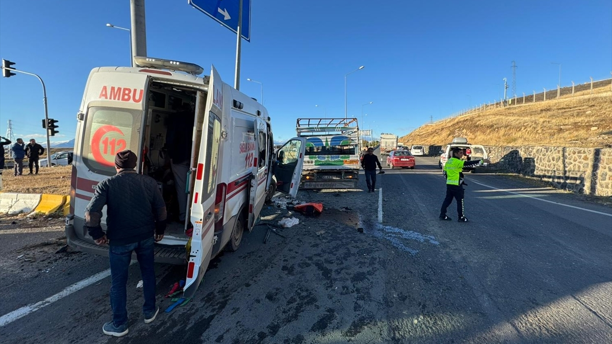 Ağrı’da ambulans ile kamyonet çarpıştı: 2’si ağır 7 yaralı