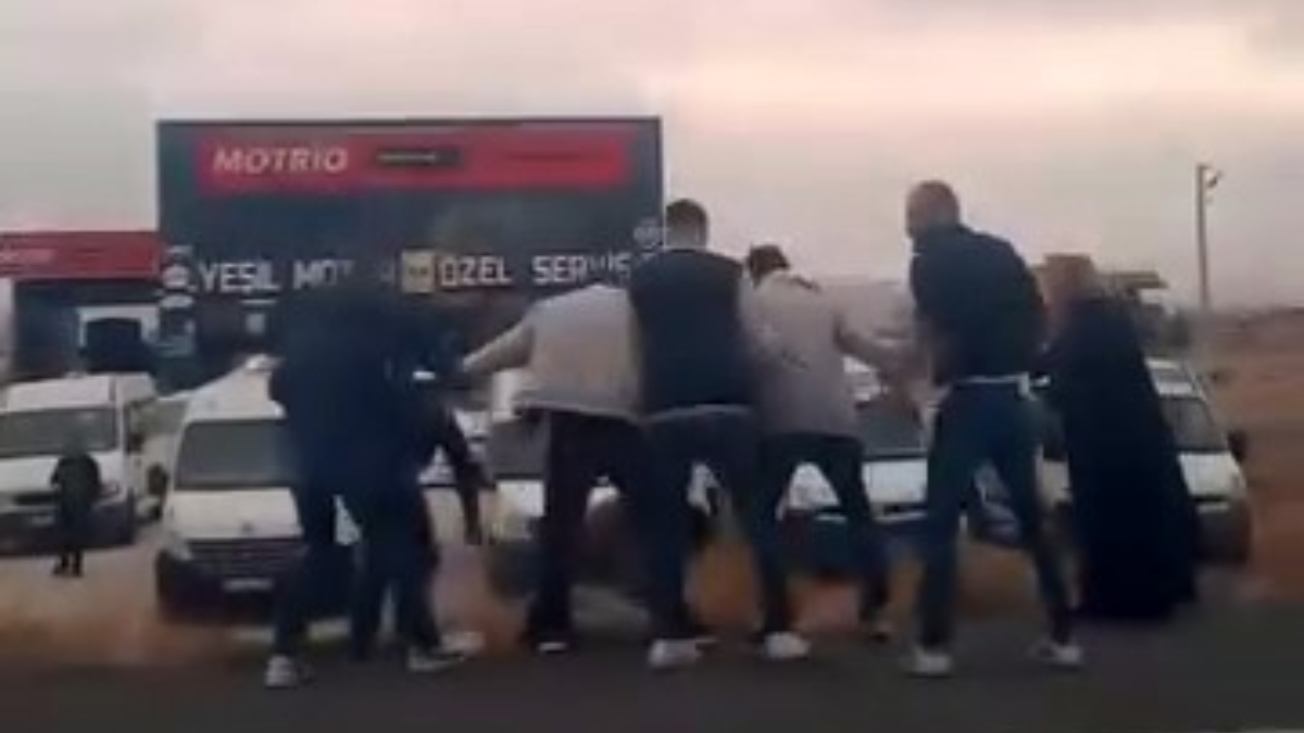 Aksaray’da polis cenazesi sırasında konvoya saldırı: 4 yaralı