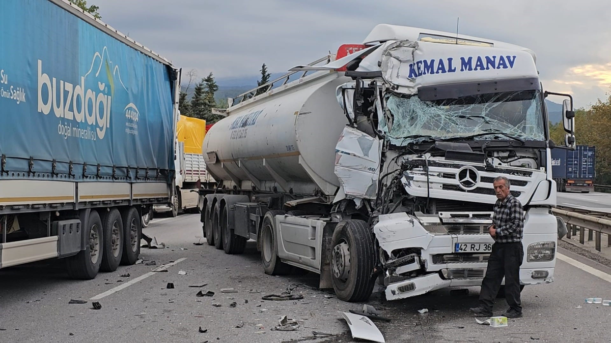 Anadolu Otoyolu’nun Sakarya geçişinde iki TIR çarpıştı