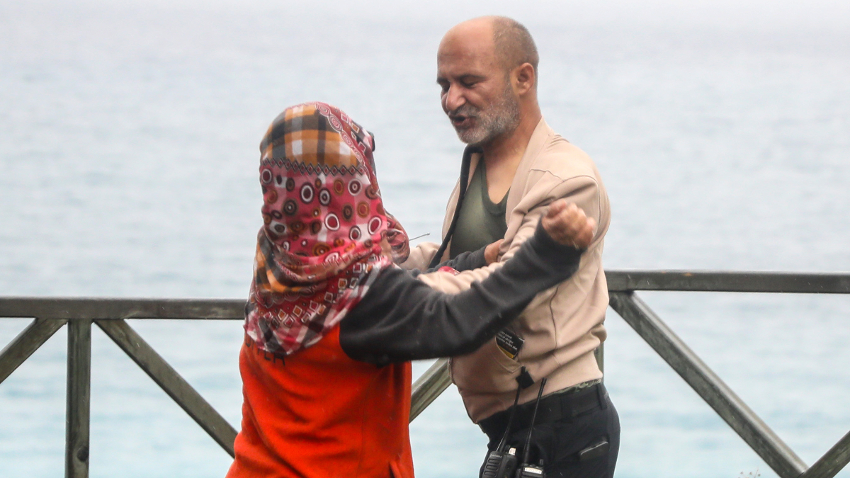 Antalya’da mahsur kaldığı falezlerden kurtarıldı: Gazetecilere saldırdı