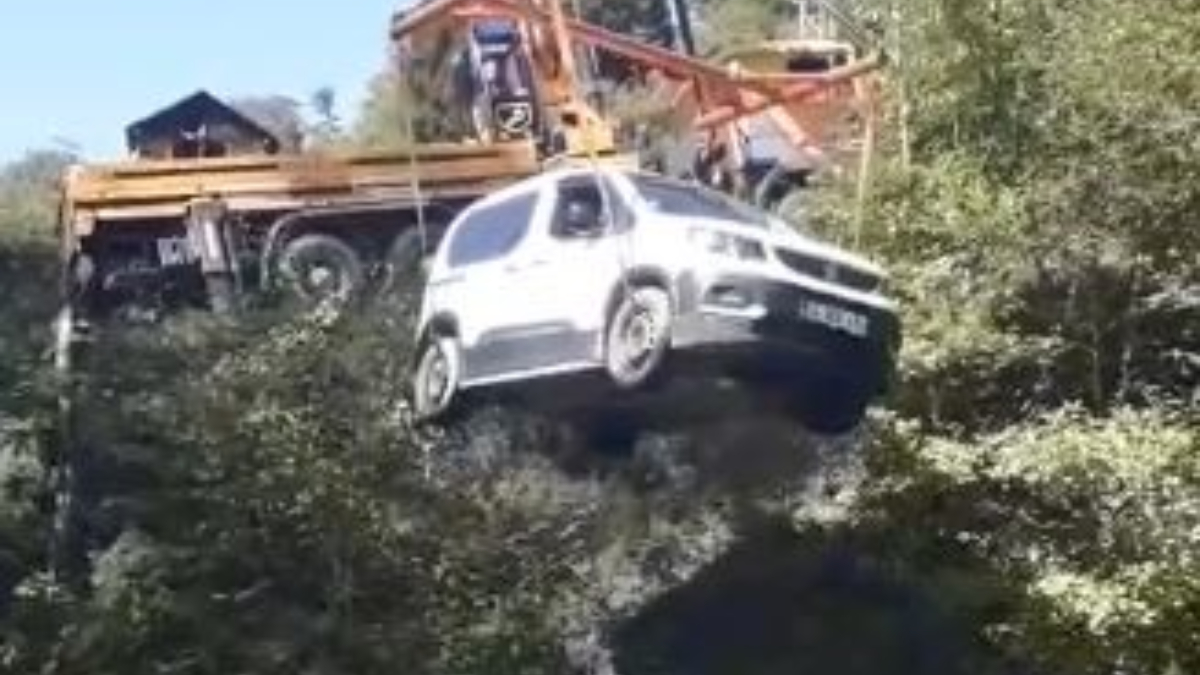 Artvin’de sel felaketinde mahsur kalan aracını 20 gün sonra vinçle kurtardı