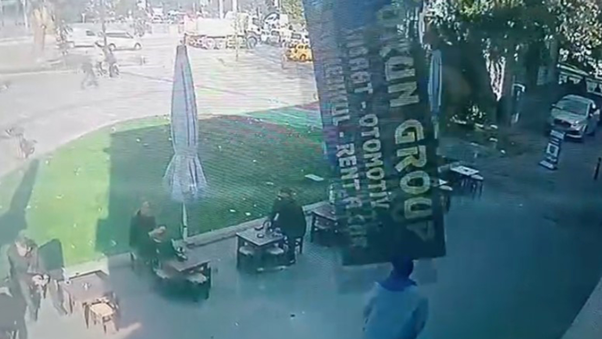 Bursa’da 2 kişi tabelanın altında kalmaktan son anda kurtuldu