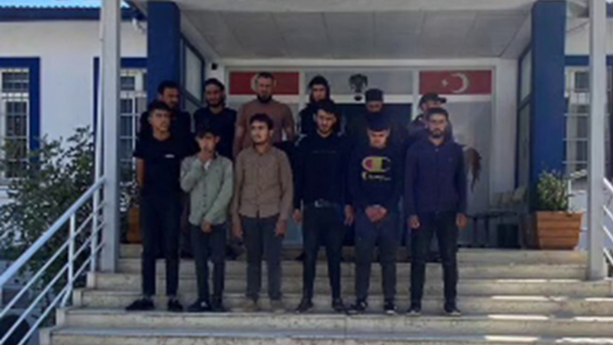 Hatay’da 12 göçmeni 27 bin TL’ye taşırken yakalanan insan taciri tutuklandı