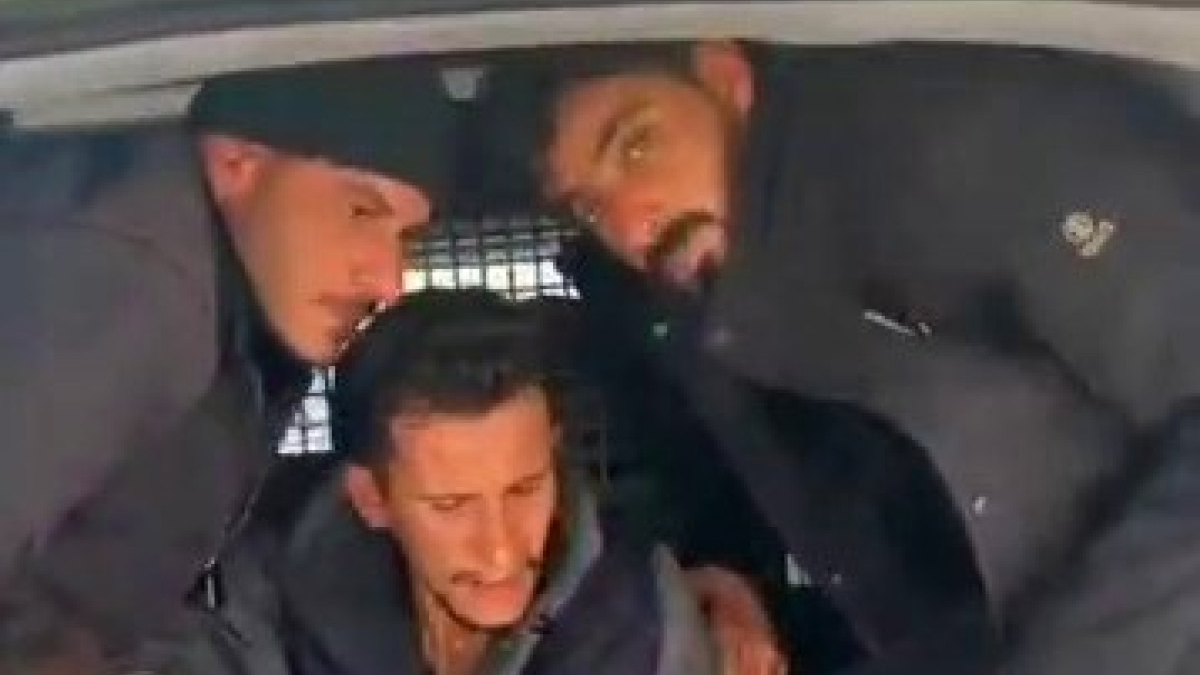 Hatay’da aracıyla tıka basa göçmen taşıyan insan taciri tutuklandı