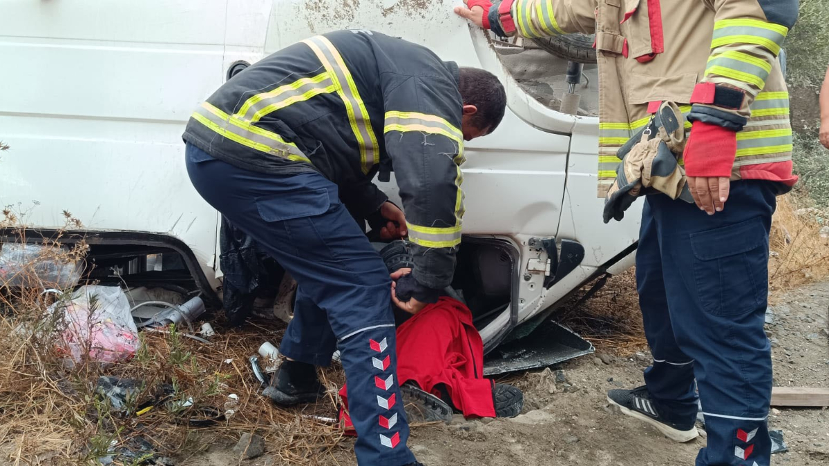 Hatay’da direğe çarpıp ters dönen minibüste can pazarı
