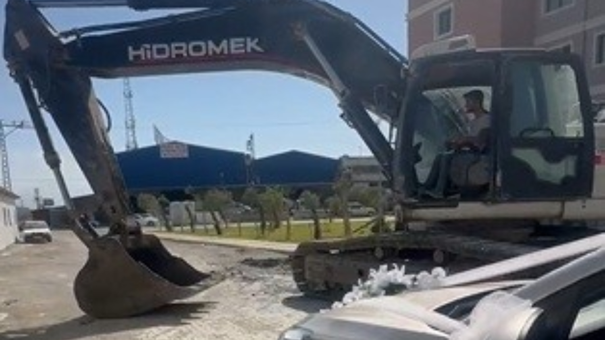 Hatay’da iş makinesiyle gelin arabasının önünü kesti