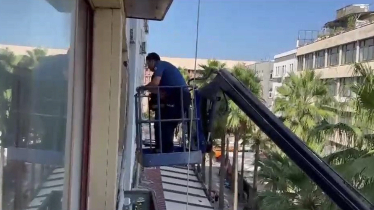 Hatay’da polis ekipleri hırsızı vinçle içeri girerek yakaladı
