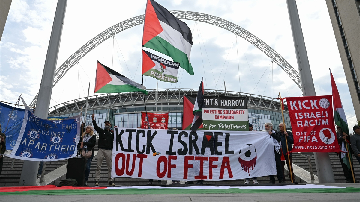 İsrail’in men edilmesini isteyen protestocular Wembley Stadı’na yürüdü