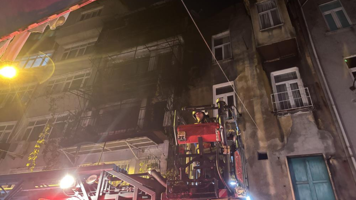 İstanbul Beyoğlu’nda kız istemede patlatılan havai fişekler evi yaktı