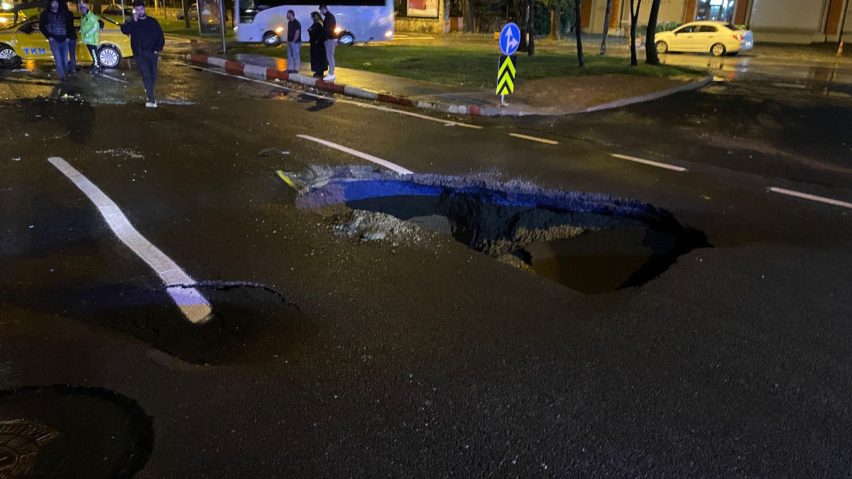 İstanbul’da sağanak yağış nedeniyle yol çöktü