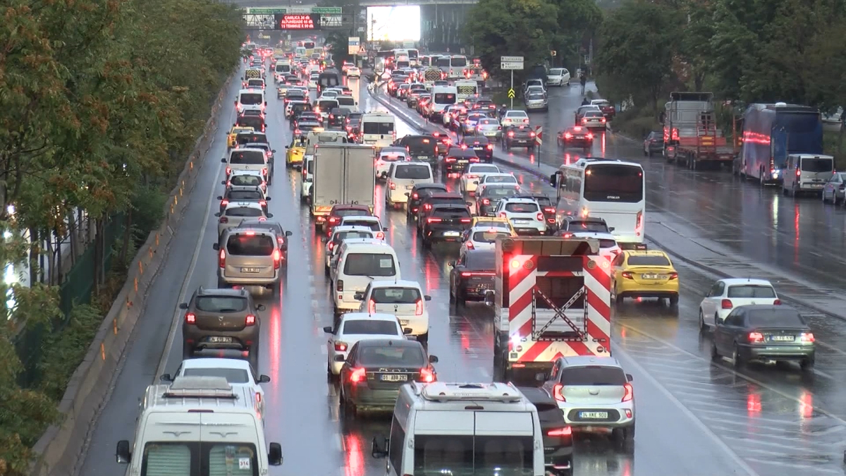 İstanbul’da yağmurun etkisi ile oluşan trafik yoğunluğu yüzde 80 olarak ölçüldü