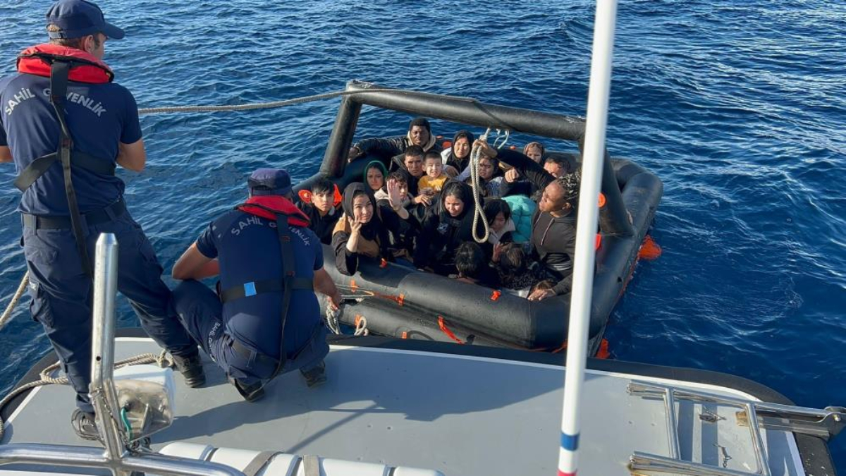 İzmir açıklarında 158 kaçak göçmen kurtarıldı ve yakalandı