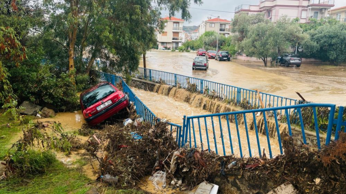İzmir sele teslim: Foça’da caddeler sular altında kaldı