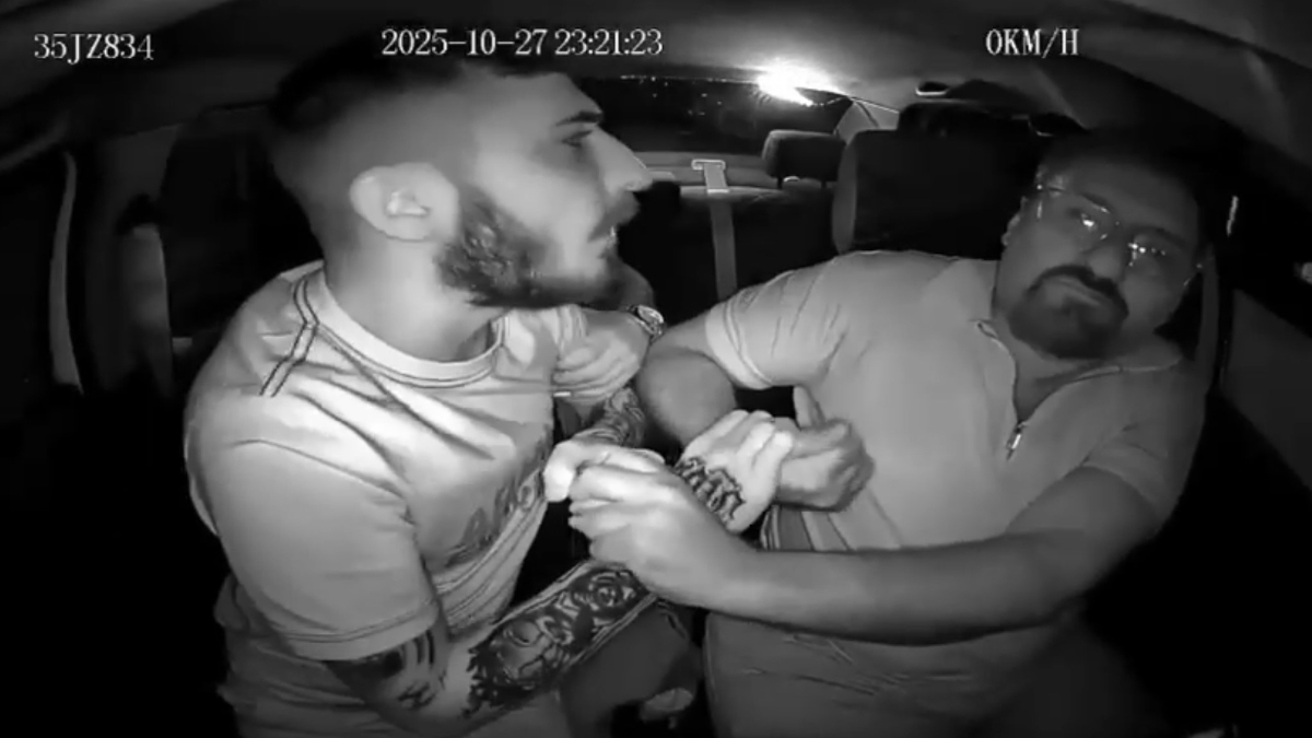 İzmir’de taksi şoförüne saldırı anları kameraya yansıdı