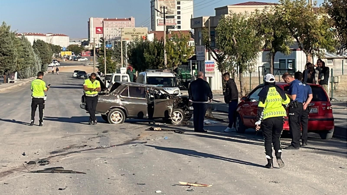 Karaman’da feci kaza: Ağacı kırıp taklalar atan otomobil hurdaya döndü