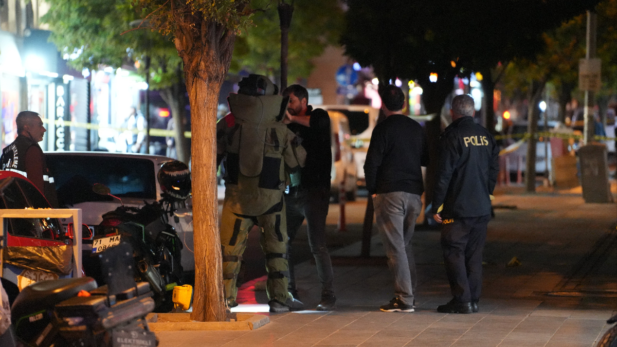 Kırıkkale’de polisin meraklı vatandaşlarla imtihanı: En işlek caddesinde şüpheli paket paniği