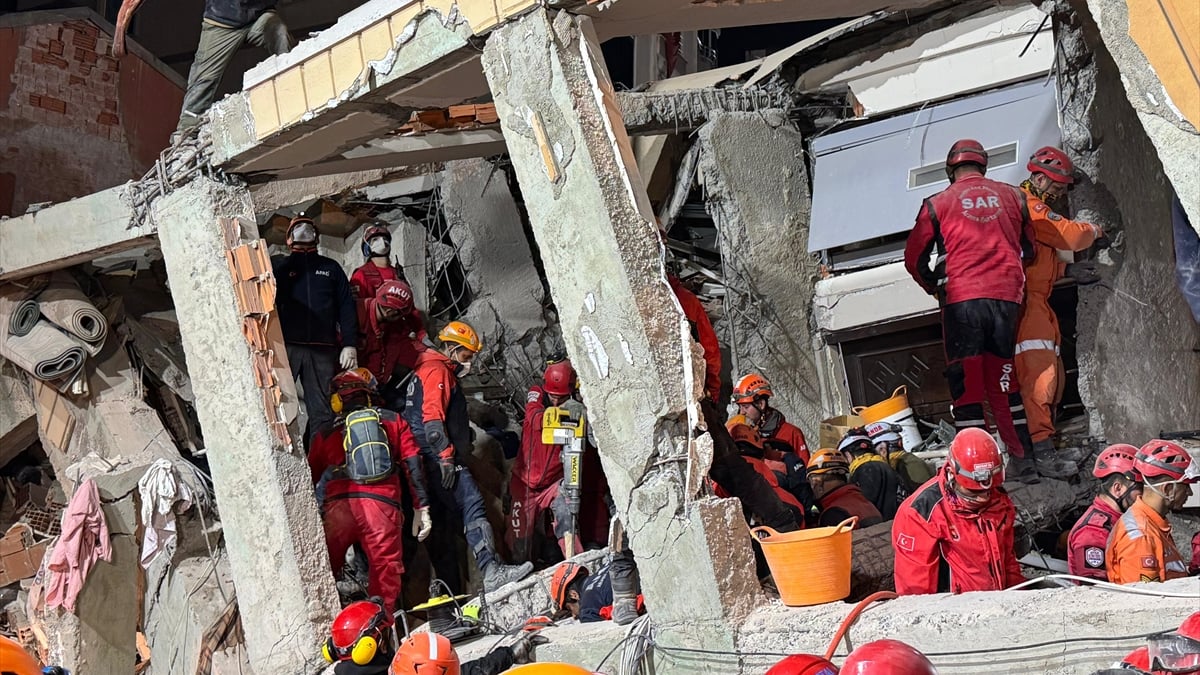 Kocaeli Gebze’deki enkazdan 19. saatte 1 kişi daha çıkarıldı