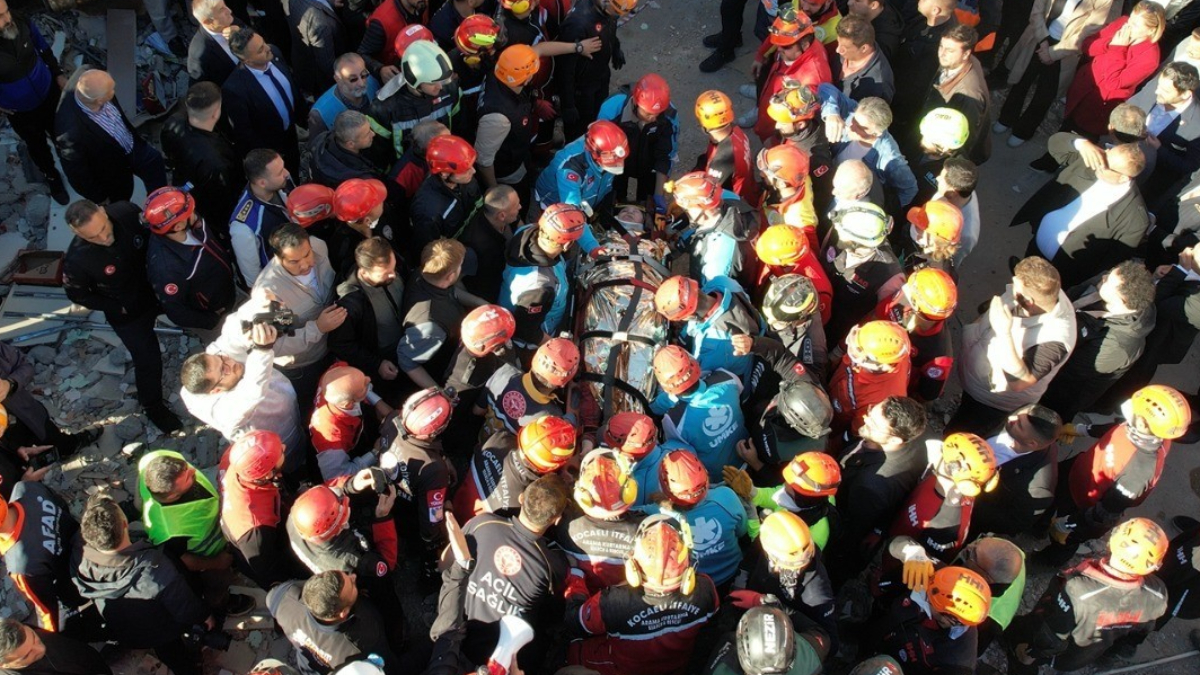 Kocaeli’nin Gebze ilçesinde çöken binanın enkazından sağ kurtulan Dilara Bilir’in durumu iyi