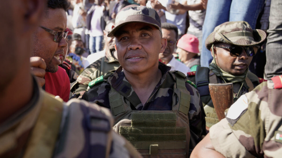 Madagaskar’da darbe yapan Albay Devlet Başkanı Randrianirina göreve başladı