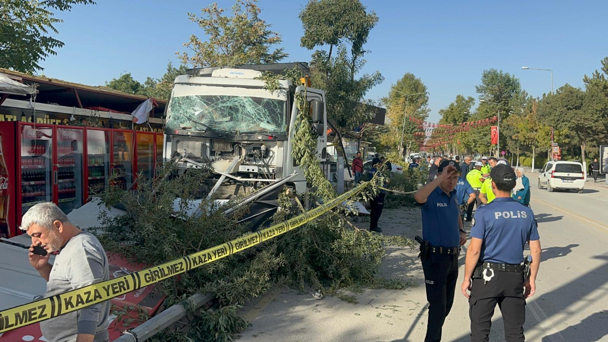 Malatya’da freni boşalan kamyon, iş yerlerine çarptı