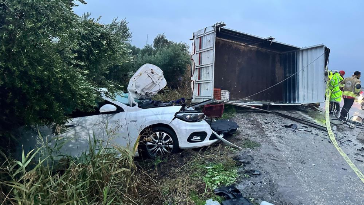 Manisa’da kontrolden çıkan kamyonet dehşet saçtı: 2 ölü