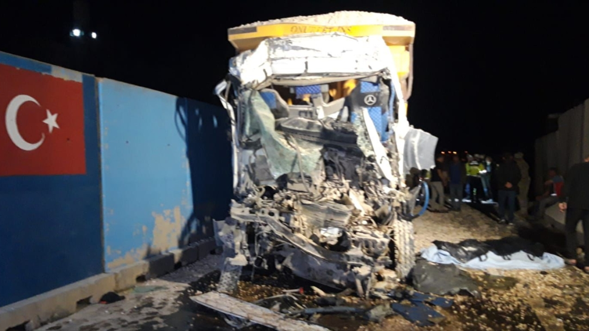 Mardin’de tıra çarpan kamyonun sürücüsü hayatını kaybetti