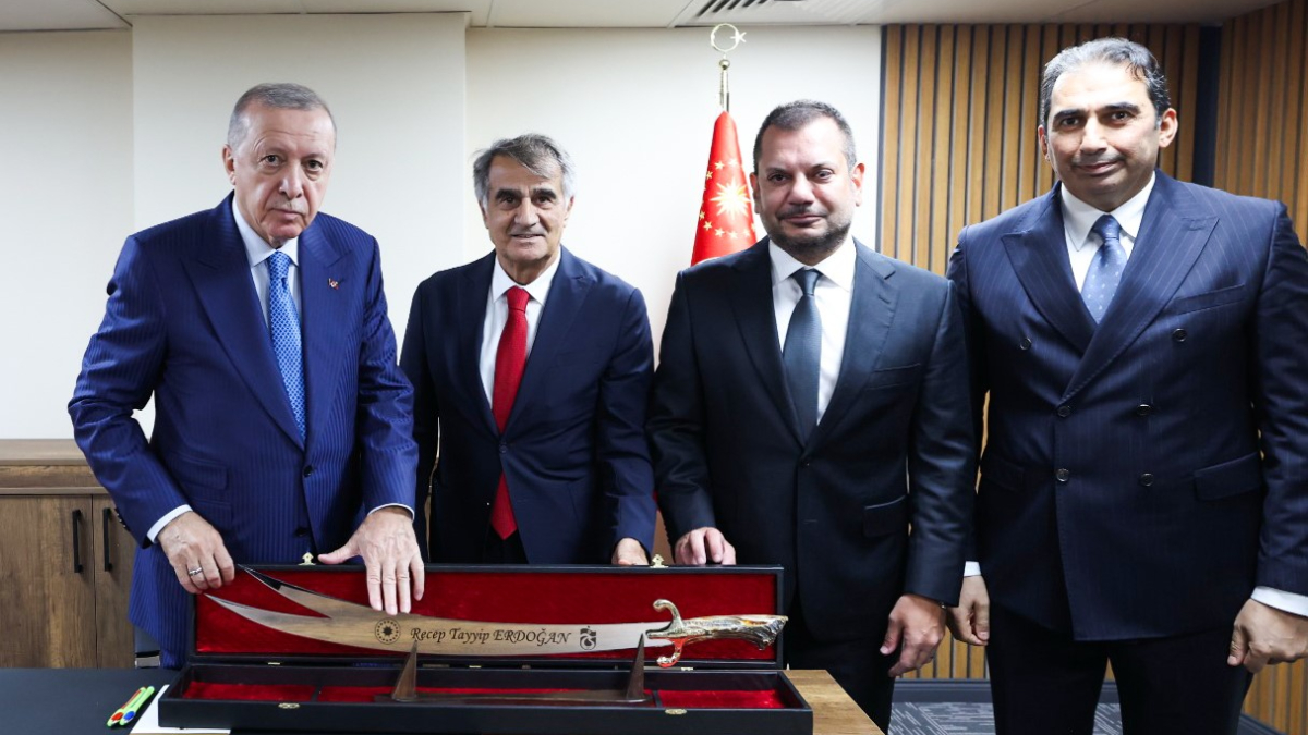 Trabzonspor’dan Cumhurbaşkanı Erdoğan’a kılıç hediyesi