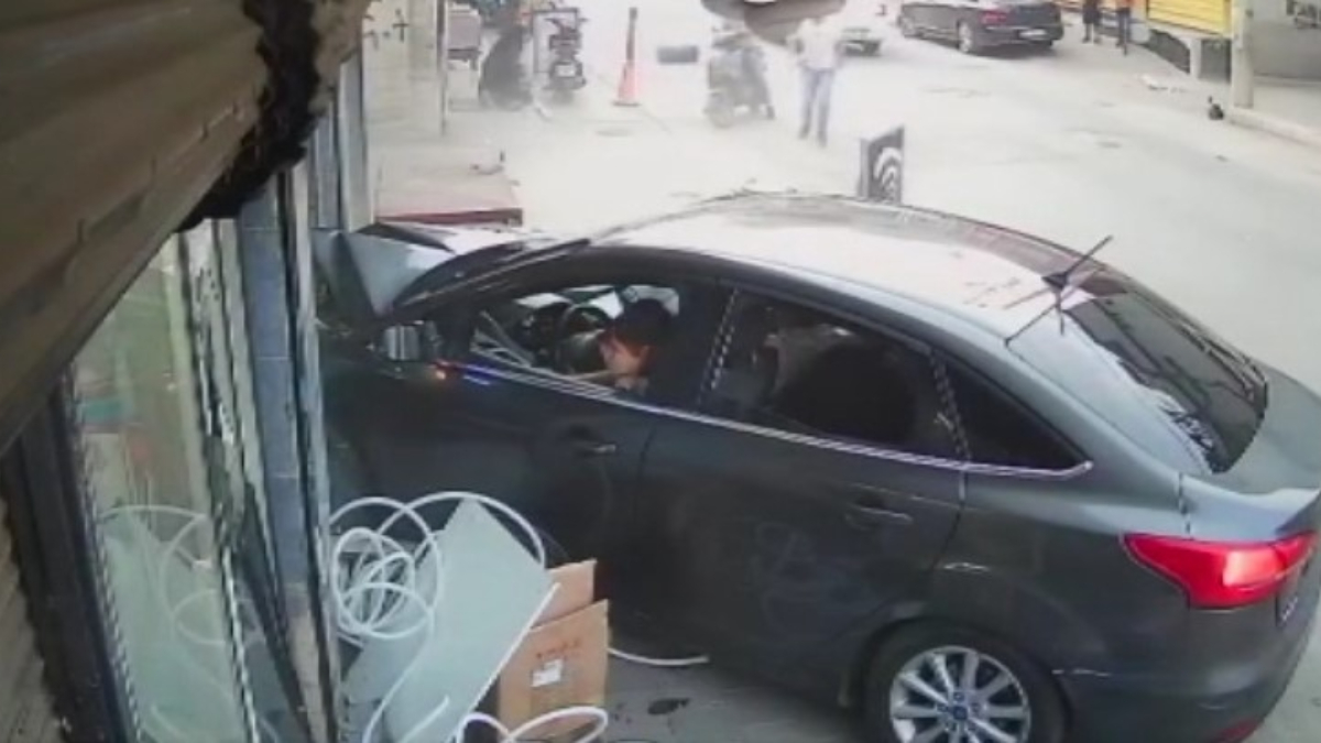 Adana’da kontrolden çıkan otomobil markete girdi