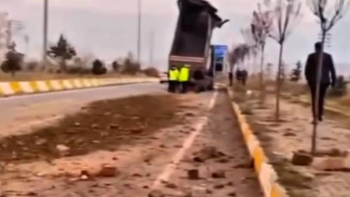 Ağrı’da damperi açık kalan tır kemere çarptı