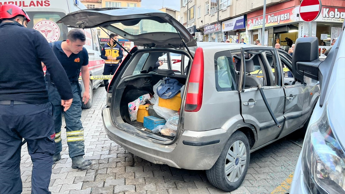 Aksaray’da otomobildeki piknik tüpü bomba gibi patladı