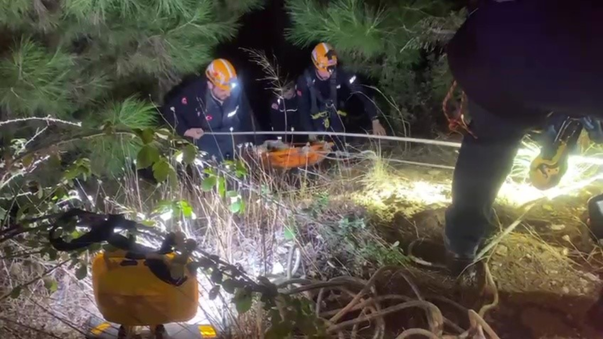 Antalya’da uçurumda mahsur kalan iki turist kurtarıldı