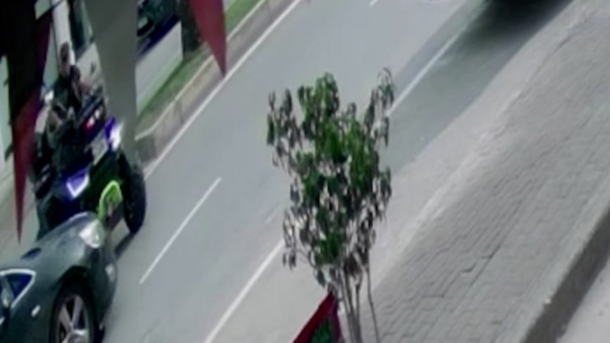 Antalya’da yaya geçidinde ATV’ye çarpan motosiklet, sürücüyü metrelerce savurdu