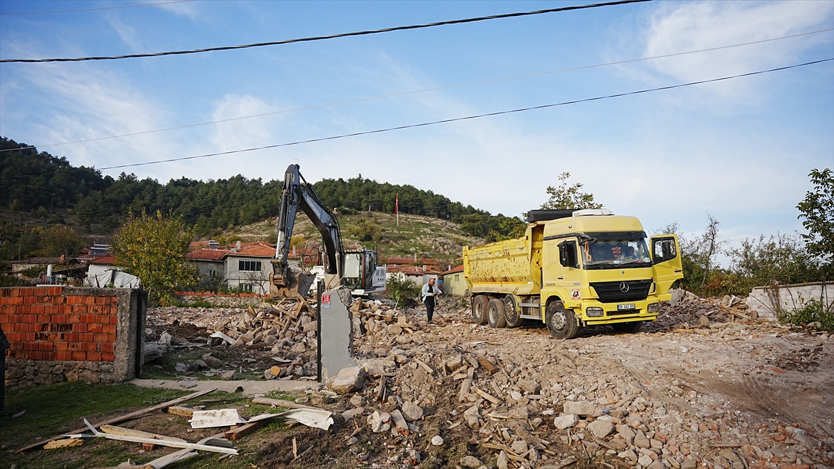 Balıkesir Sındırgı’da ağır hasarlı binaların yıkım çalışmaları devam ediyor